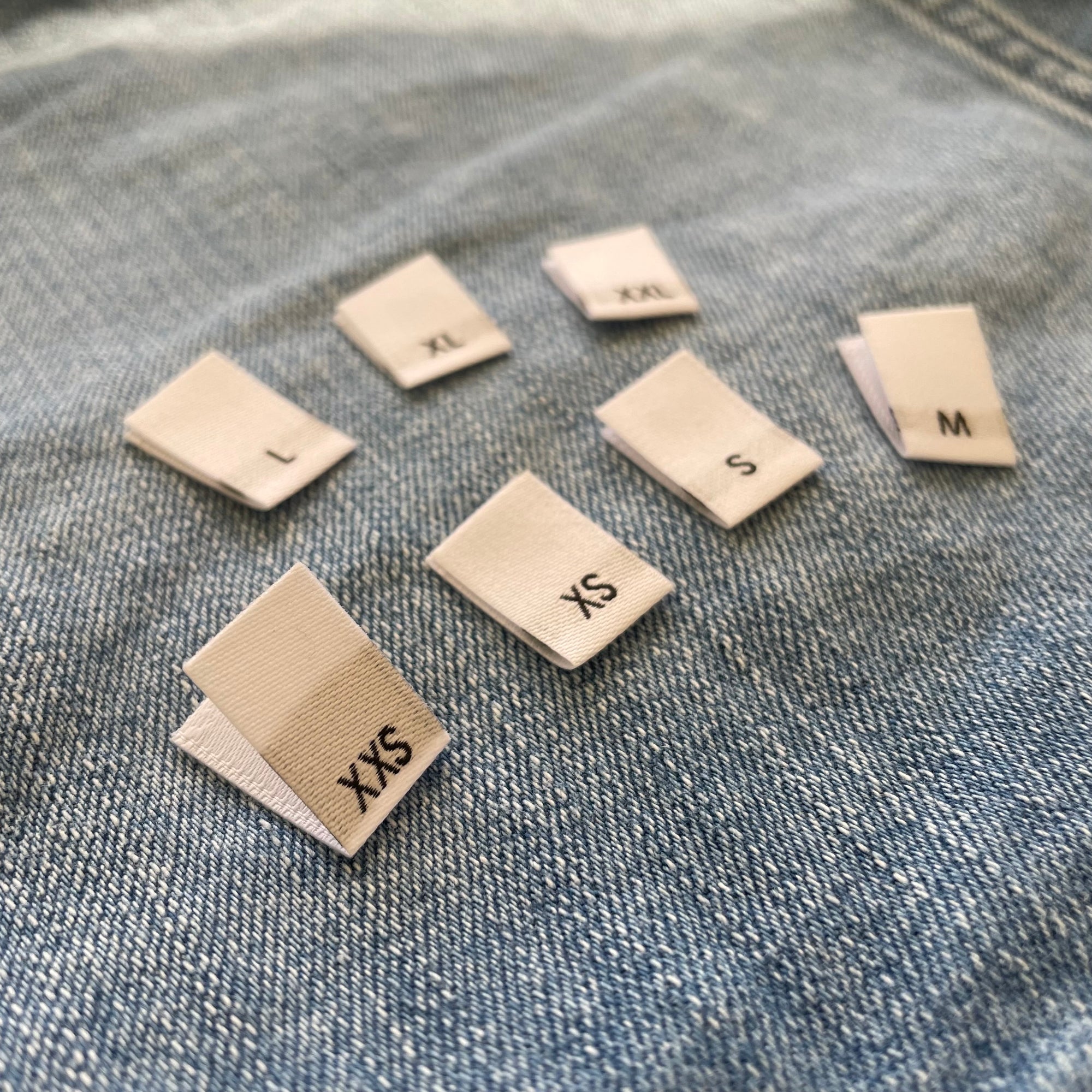  STOBOK 400 Pcs Clothing Size Buckle Size Labels for Clothing  Lables Washable Size Tags Size Tags for Clothing Fabric Labels for Clothes  Garment Size Tags Button Plastic White Round 